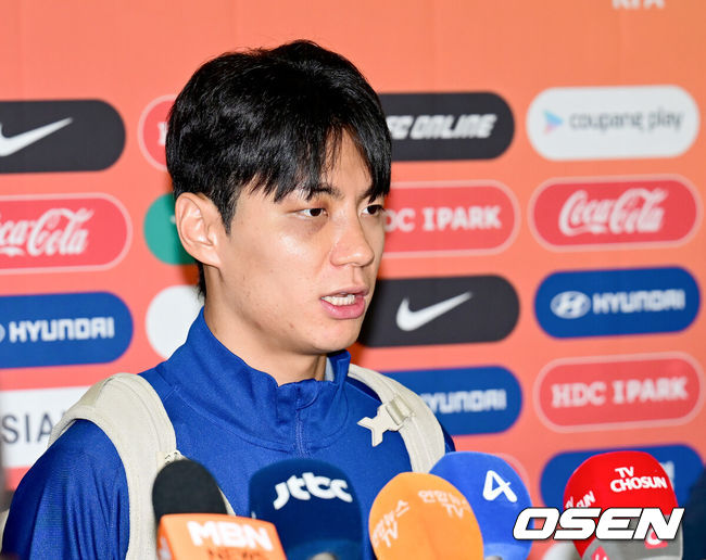[OSEN=인천공항, 김성락 기자] 대한민국 축구 국가대표팀이 6일 오전 3시 15분(한국시간) 이라크와2026 국제축구연맹(FIFA) 북중미 월드컵 아시아 3차 예선 B조 경기를 치르기 위해 이라크 원정 출국길에 올랐다.한국은 B조에서 선두(4승 4무, 승점 16)를 달리고 있다. 2위는요르단(승점 13), 3위는 이라크(승점 12). 홍명보호는 남은 2경기에서 승점 1만 추가하면 11회 연속 본선 진출을 확정한다.축구대표팀 전진�L가 취재진의 질문에 대답하고 있다. 2025.06.02 / ksl0919@osen.co.kr