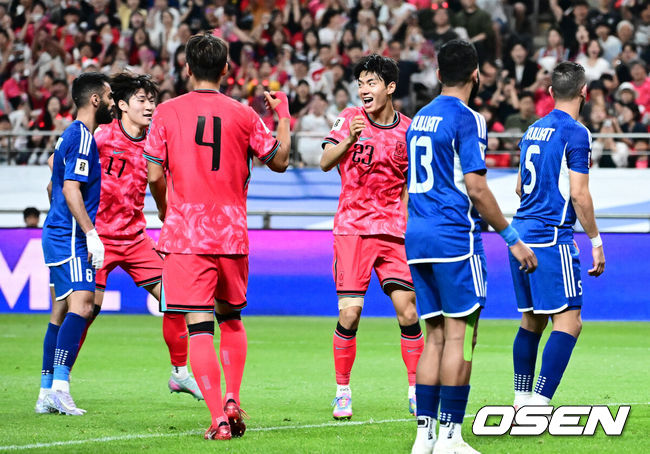 [OSEN=서울월드컵경기장, 지형준 기자] 홍명보 감독이 이끄는 축구대표팀이 10일 서울월드컵경기장에서 쿠웨이트와 2026 국제축구연맹(FIFA) 북중미 월드컵 아시아 3차 예선 조별리그 B조 10차전 최종전을 펼쳤다.한국은 지난 6일 이라크와 원정 9차전에서 2-0으로 승리하며 전세계에서 6번째, 아시아에서 최초로 11회 연속 월드컵 본선 진출의 역사를 썼다. B조에선 1위(승점 19점) 한국과 2위(승점 16점) 요르단이 월드컵에 직행한다.전반 한국 전진우가 헤더 선제골을 상공시키며 기뻐하고 있다. 2025.06.10 /jpnews@osen.co.kr