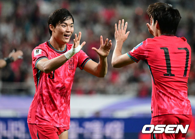 [OSEN=상암, 조은정 기자]10일 서울 마포구 서울월드컵경기장에서 2026 국제축구연맹(FIFA) 북중미 월드컵 아시아 3차 예선 B조 10차전 대한민국 남자 축구 대표팀과 쿠웨이트의 경기가 열렸다.한국은 지난 6일 이라크 원정에서 2-0 완승과 함께 5승 4무(승점 19)로 조 2위 이상을 확정, 11회 연속 월드컵 본선 진출을 조기 확정지었다.후반 한국 오현규가 팀의 세 번째 골을 성공시킨 뒤 기뻐하고 있다. 2025.06.10 /cej@osen.co.kr
