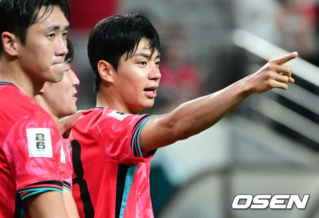 [OSEN=상암, 조은정 기자]10일 서울 마포구 서울월드컵경기장에서 2026 국제축구연맹(FIFA) 북중미 월드컵 아시아 3차 예선 B조 10차전 대한민국 남자 축구 대표팀과 쿠웨이트의 경기가 열렸다.한국은 지난 6일 이라크 원정에서 2-0 완승과 함께 5승 4무(승점 19)로 조 2위 이상을 확정, 11회 연속 월드컵 본선 진출을 조기 확정지었다.한국 전진우가 선제골을 성공한 뒤 코너킥으로 어시스트를 만든 황인범을 향해 손짓하고 있다. 2025.06.10 /cej@osen.co.kr