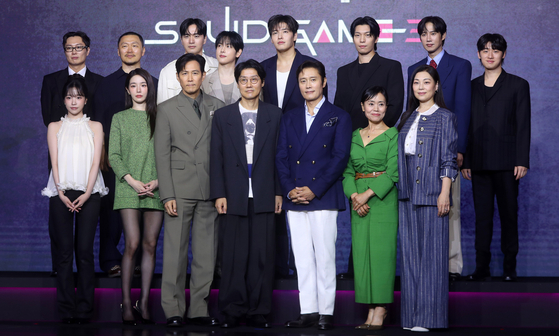 9일 열린 ‘오징어게임 시즌3’ 제작발표회의 황동혁 감독과 출연자들. [뉴시스]