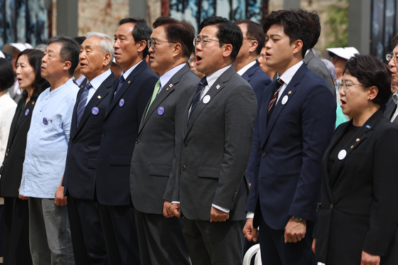 10일 서울 용산구 민주화운동기념관에서 열린 제38주년 6·10민주항쟁 기념식에서 조국혁신당 김선민 당 대표 권한대행(앞줄 오른쪽부터), 국민의힘 김용태 비상대책위원장, 더불어민주당 박찬대 당 대표 직무대행 겸 원내대표, 우원식 국회의장, 우상호 대통령실 정무수석, 이재오 민주화운동기념사업회 이사장 등이 애국가를 제창하고 있다.연합뉴스
