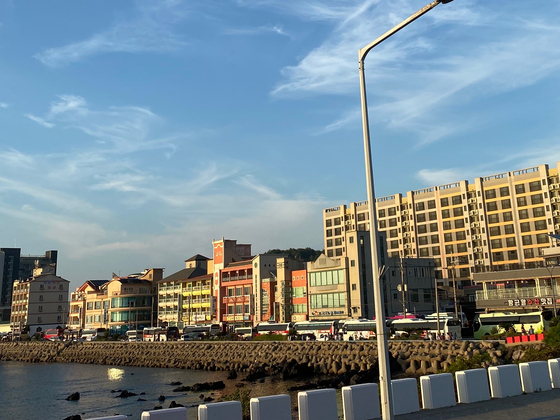 제주시 도두항 인근 횟집거리를 찾은 전세버스 단체관광객. 최충일 기자