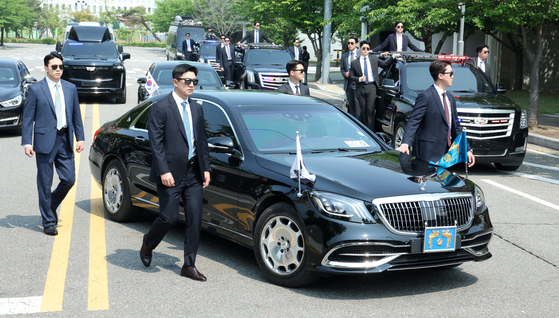 대통령경호처 경호관들이 탑승한 차량들이 지난달 27일 서울 강서구 경호안전교육원에서 제21대 대통령 취임식을 앞두고 취임식 차량 퍼레이드 훈련을 하고 있다. 사진 대통령실사진기자단