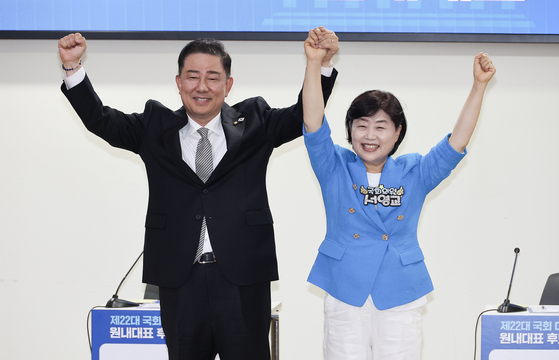 더불어민주당 차기 원내대표 선거에 출마한 김병기 의원(왼쪽)과 서영교 의원이 10일 오후 국회 의원회관에서 열린 후보 합동토론회에서 행사 전 기념촬영을 하고 있다. 임현동 기자