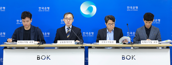10일 서울 중구 한국은행에서 개최된 '2025년 4월 국제수지(잠정) 기자설명회'에서 김태호 국제수지팀 과장, 송재창 금융통계부장, 김성준 국제수지팀장, 권수한 국제수지팀 과장이 발언하고 있다. 사진 한국은행