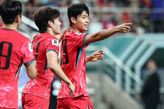 선제골을 터뜨리고 동료들에게 축하 받는 전진우(오른쪽). 뉴스1
