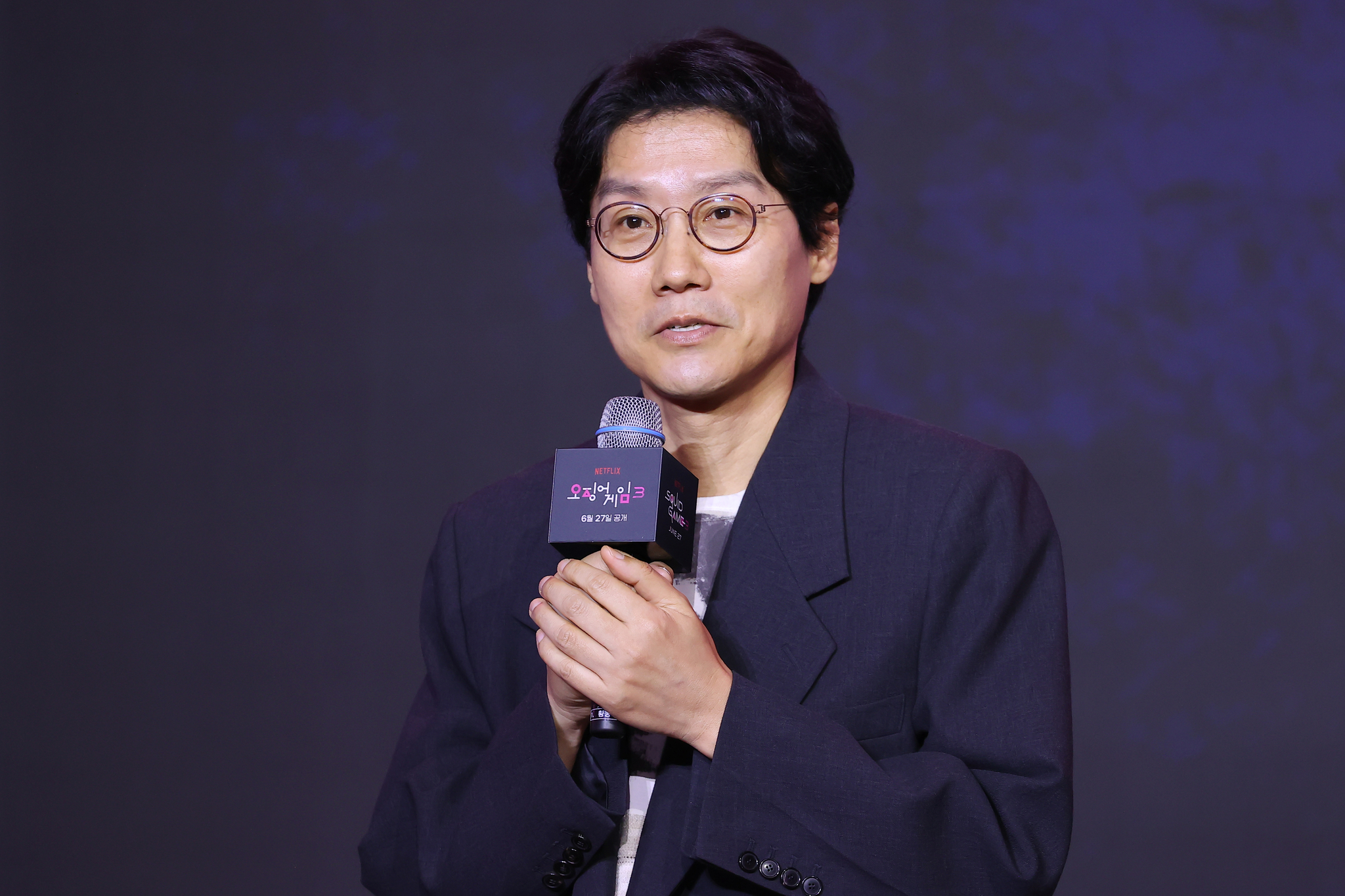 황동혁 감독이 9일 서울 용산구 드래곤시티 호텔에서 열린 넷플릭스 글로벌 흥행작 '오징어 게임' 시즌3 제작발표회에서 인사말을 하고 있다. 연합뉴스