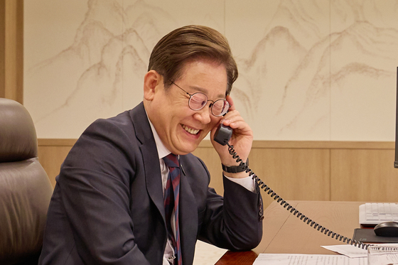 이재명 대통령이 10일 서울 용산 대통령실 청사 집무실에서 시진핑 중국 국가주석과 전화 통화를 하고 있다. 사진 대통령실
