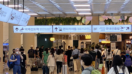 제주국제공항 도착 대합실에 제주를 찾은 관광객들이 북적이고 있다. 최충일 기자