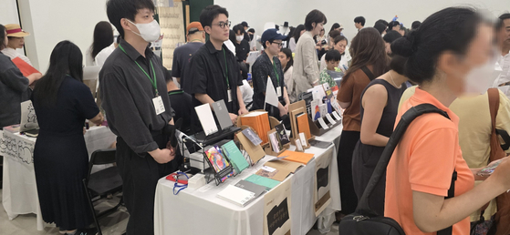 지난 8일 '제3회 독립출판 북페어 전주책쾌'가 열린 전주 남부시장 내 문화공판장 작당에서 셀러(판매자)로 참여한 '소현문' 백필균(왼쪽) 큐레이터와 'nap' 전승혁(오른쪽) 작가가 나란히 서서 책을 홍보하고 있다. 김준희 기자