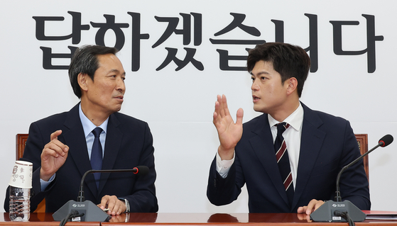 김용태 국민의힘 비상대책위원장(오른쪽)이 10일 오후 국회에서 우상호 정무수석의 예방을 받고 환담하고 있다. 임현동 기자/20250610