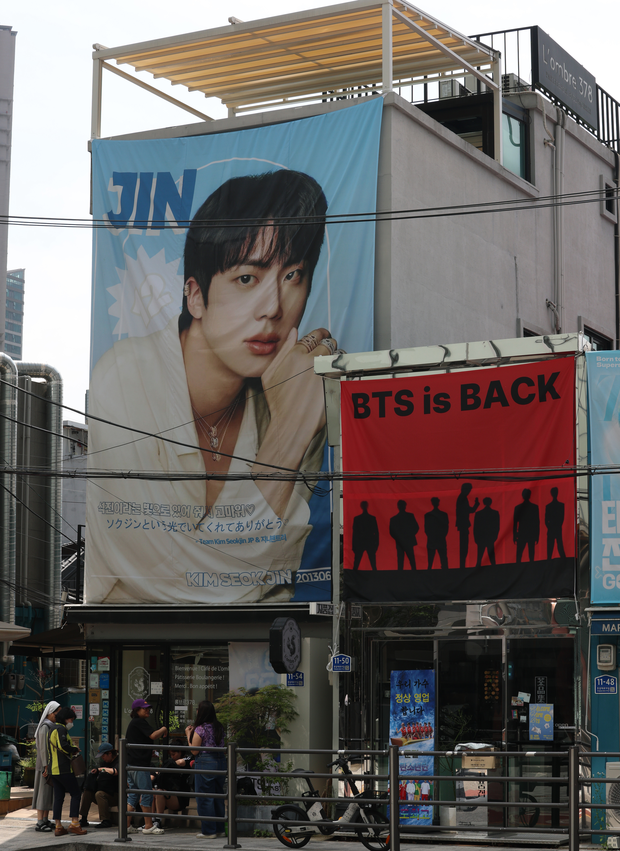 9일 오전 서울 용산구 하이브 사옥 인근 건물에 멤버들의 제대를 축하하는 현수막이 걸려있다. 2023년 12월 입대한 그룹 방탄소년단(BTS)의 RM, 뷔, 지민, 정국이 이번 주 육군 현역 복무를 마치고 만기 전역한다. 뉴스1