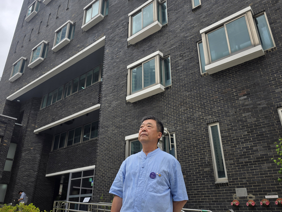 고 박종철 열사의 형 박종부(67)씨가 동생이 숨을 거둔 서울 남영동 대공분실을 10일 찾았다. 이영근 기자