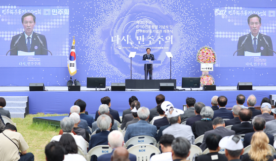 10일 서울 용산구 민주화운동기념관에서 열린 제38주년 6·10민주항쟁 기념식에서 우상호 대통령실 정무수석이 기념사를 하고 있다. 연합뉴스