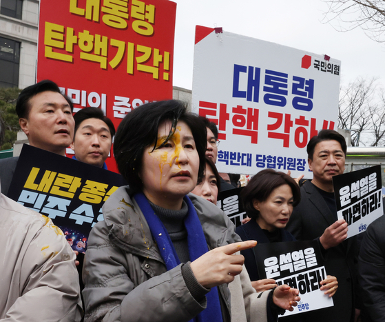 지난 3월 20일 서울 종로구 헌법재판소 앞에서 윤석열 전 대통령의 탄핵을 촉구하는 기자회견에 참여 중이던 더불어민주당 백혜련 의원이 계란을 맞은 채 발언하고 있다. 연합뉴스