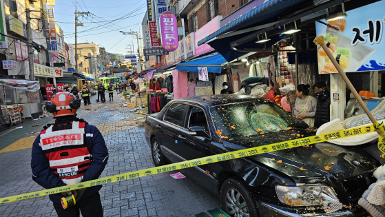 지난해 12월 31일 오후 서울 양천구 목동 깨비시장에서 70대 남성이 모는 승용차가 돌진해 다수의 부상자가 발생했다. 연합뉴스