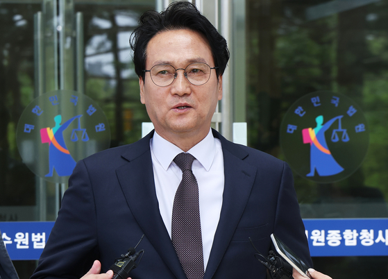 최서원(개명 전 최순실)씨에 대한 명예 훼손 혐의로 기소된 안민석 전 더불어민주당 의원이 지난해 4월23일 오전 경기 수원시 영통구 수원지방법원에서 열린 첫 공판을 마치고 나오고 있다. 연합뉴스