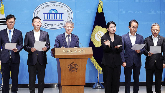 더불어민주당 장경태(왼쪽부터)·김용민·민형배·강준현·김문수 의원이 11일 서울 여의도 국회 소통관에서 검찰청법 폐지법안, 공소청 신설법안 등 검찰개혁을 위해 발의한 법안들에 대해 설명하고 있다. 연합뉴스