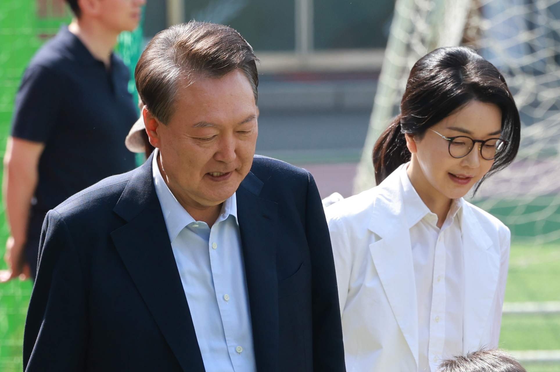 윤석열 전 대통령과 부인 김건희 여사가 21대 대통령 선거일인 3일 서울 서초구 원명초등학교에 마련된 서초4동 제3투표소로 향하고 있다. 장진영 기자