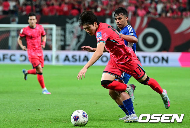 [OSEN=상암, 조은정 기자]10일 서울 마포구 서울월드컵경기장에서 2026 국제축구연맹(FIFA) 북중미 월드컵 아시아 3차 예선 B조 10차전 대한민국 남자 축구 대표팀과 쿠웨이트의 경기가 열렸다.한국은 지난 6일 이라크 원정에서 2-0 완승과 함께 5승 4무(승점 19)로 조 2위 이상을 확정, 11회 연속 월드컵 본선 진출을 조기 확정지었다.한국 배준호가 쿠웨이트에게 밀려 넘어지고 있다. 2025.06.10 /cej@osen.co.kr