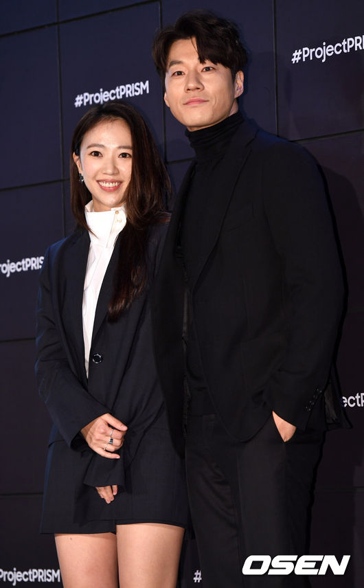 [OSEN=최규한 기자] 29일 오후 서울 삼성디지털프라자 강남본점에서 세탁기 론칭 포토월 이벤트가 열렸다.배우 이천희-전혜진 부부가 참석해 포토타임을 하고 있다. /dreamer@osen.co.kr