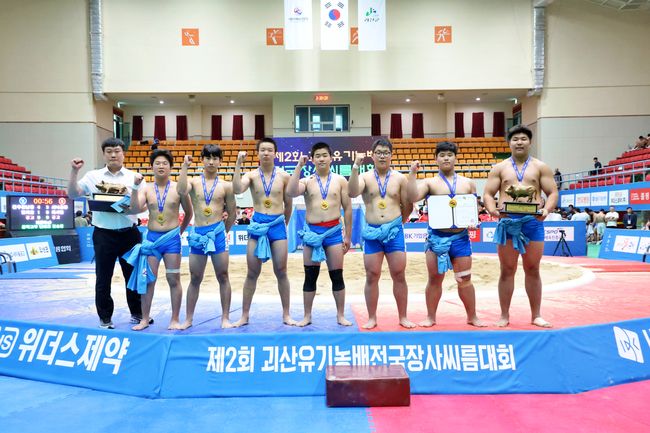전주풍남중이 제2회 괴산유기농배전국장사씨름대회서 중등부 단체전 우승 트로피를 들어올렸다. / 대한씨름협회