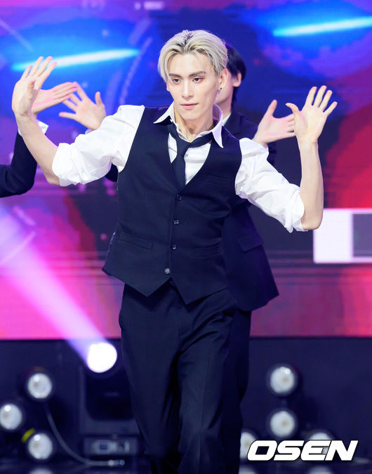 [OSEN=이대선 기자] 19일 오후 경기도 고양시 일산 MBC 드림센터에서 MBC M '쇼챔피언' 생방송이 진행됐다.이날 가수 SF9, SAYMYNAME, NouerA(누에라), 원위(ONEWE), 8TURN(에잇턴), GENBLUE, NTX, W24, 건우, 규빈, 황가람 등이 출연했다.그룹 SF9 태양이 멋진 무대를 펼치고 있다. 2025.03.19 / sunday@osen.co.kr