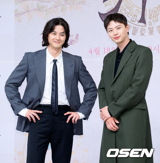 [OSEN=이대선 기자] 17일 오후 서울 목동 SBS에서 SBS새 금토드라마‘귀궁’ 제작발표회가 열렸다.‘보물섬’후속으로 방송되는SBS새 금토드라마‘귀궁’은영매의 운명을 거부하는 무녀 여리와 여리의 첫사랑 윤갑의 몸에 갇힌 이무기 강철이가 왕가에 원한을 품은 팔척귀에 맞닥뜨리며 몸과 혼이 단단히 꼬여버리는 육신 쟁탈 판타지 로코. 배우 김지훈과 육성재가 포토타임을 가지고 있다. 2025.04.17 /sunday@osen.co.kr