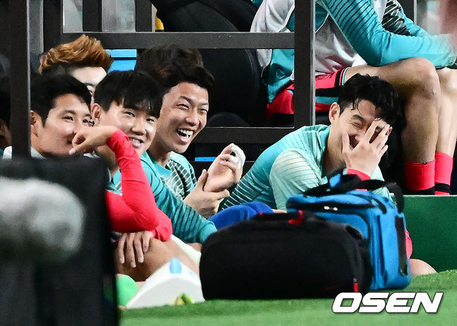 전광판 비친 자신의 모습에 부끄러운 듯 해맑은 미소 지어 보이는 손흥민