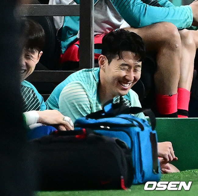 더 거세지는 환호성에 웃음참기 실패