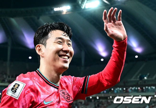 [OSEN=조은정 기자]손흥민이 경기를 마치고 관중을 향해 감사 인사를 하고 있다.