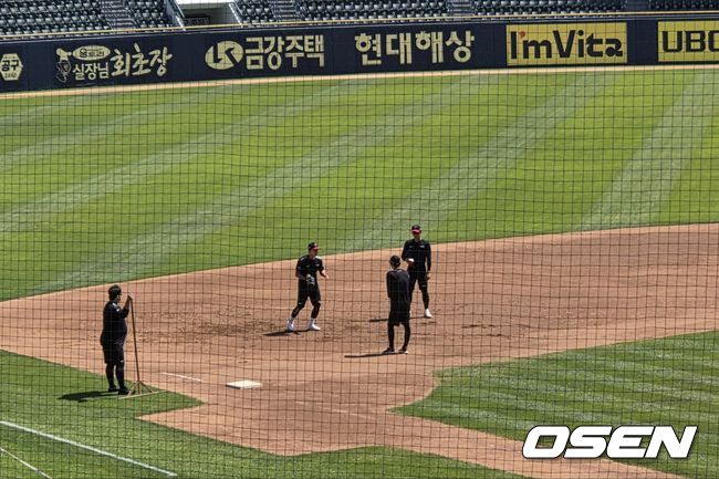 [OSEN=잠실, 한용섭 기자]LG 트윈스 김주성이 11일 잠실구장에서 이영빈과 함께 수비 훈련을 하고 있다. /orange@osen.co.kr