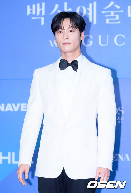 [OSEN=이대선 기자] 5일 오후 서울 강남구 코엑스 D홀에서 ‘제61회 백상예술대상 with 구찌’ 레드카펫 행사가 열렸다.방송·영화·연극을 아우르는 국내 유일무이 종합 예술 시상식 ‘제61회 백상예술대상 with 구찌’는 JTBC·JTBC2·JTBC4에서 동시 생중계, 프리즘·네이버TV·치지직에서 디지털 생중계된다.배우 허남준이 레드카펫을 밟고 있다. 2025.05.05 /sunday@osen.co.kr