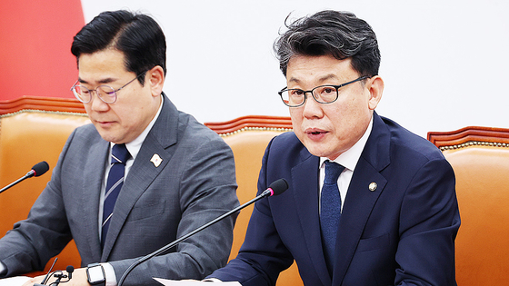 더불어민주당 진성준 정책위의장이 10일 서울 여의도 국회에서 열린 원내대책회의에서 발언하고 있다. 연합뉴스