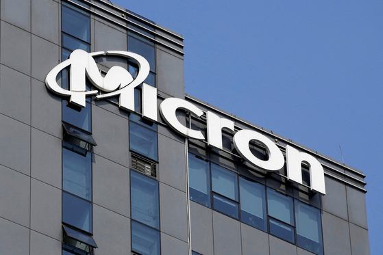 FILE PHOTO: The company logo is seen on the Micron Technology Inc. offices in Shanghai, China May 25, 2023. REUTERS/Aly Song/File Photo  〈저작권자(c) 연합뉴스, 무단 전재-재배포, AI 학습 및 활용 금지〉