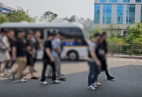 경기남부경찰청 형사기동1팀은 도박공간개설 혐의로 지난달 30일 수원 지역 조직폭력배 A씨(27) 등 4명을 검찰에 구속 송치했다. 이들은 중고교생 후배들에게 도박 사이트를 알려주고 돈을 딸 수 있다고 꼬드긴 뒤 잃은 돈의 20%를 배당금으로 받은 것으로 조사됐다. 사진 경기남부경찰청