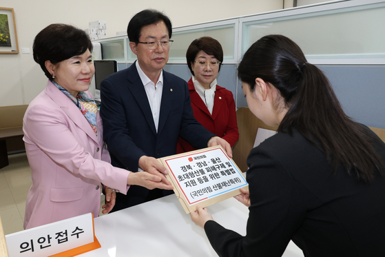 이만희 국민의힘 산불재난특위위원장(가운데)과 조은희(왼쪽), 이달희 의원이 지난 4월 21일 오전 서울 여의도 국회 의안과에 경북,경남,울산 초대형산불 피해구제 및 지원 등을 위한 특별법을 제출하고 있다. 뉴스1