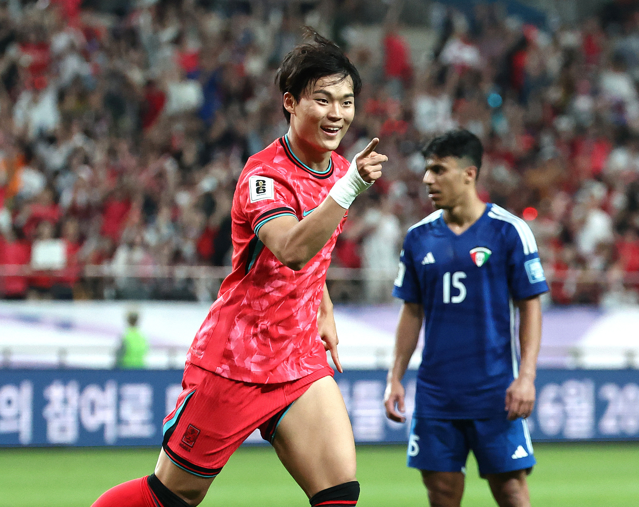 축구대표팀 오현규가 10일 쿠웨이트전에서 골을 터트린 뒤 기뻐하고 있다. [연합뉴스]