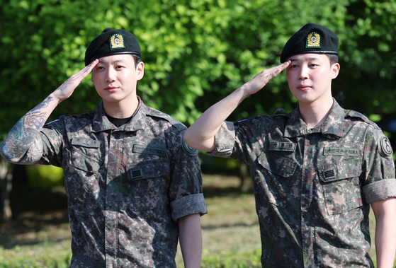 방탄소년단(BTS)의 정국과 지민(오른쪽)이 11일 오전 경기도 연천군 연천공설운동장에서 군 복무를 마친 뒤 군복무를 마친 뒤 전역 인사를 전하고 있다. 정국과 지민은 지난 2023년 12월 입대해 경기도 연천에 위치한 육군 제5보병사단에서 약 1년 7개월간 병역의 의무를 성실히 수행했다. 뉴스1