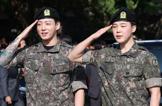 11일 오전 경기도 연천군 연천공설운동장에서 군복무를 마친 정국과 지민이 전역 인사를 하고 있다. 이들은 지난 2023년 12월 입대해 경기도 연천에 위치한 육군 제5보병사단에서 약 1년 7개월간 병역의 의무를 성실히 수행했다. 뉴스1
