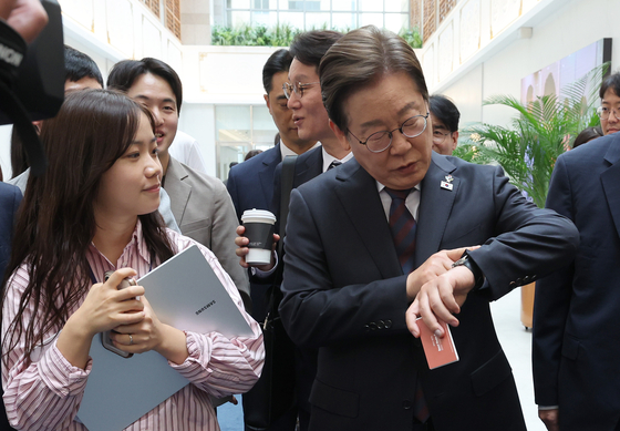 이재명 대통령이 10일 서울 용산 대통령실 직원식당에서 식사를 마친 뒤 집무실로 돌아가며 취재진들과 인사하다 시계를 들여다보고 있다. 대통령실사진기자