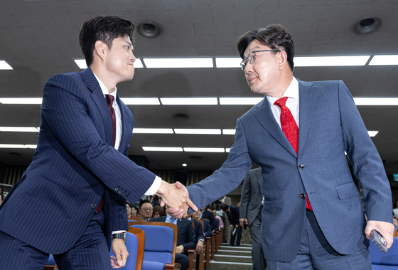 김용태 국민의힘 비상대책위원장(왼쪽)과 사퇴를 표명한 권성동 원내대표가 9일 오후 서울 여의도 국회에서 열린 의원총회에서 악수하고 있다. 뉴스1