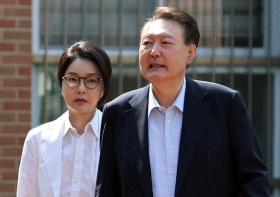 윤석열 전 대통령과 김건희 여사가 제 21대 대통령 선거일인 3일 오전 서울 서초구 원명초등학교에 마련된 서초4동 제3투표소에서 투표를 하기위해 이동하고 있다. 뉴스1