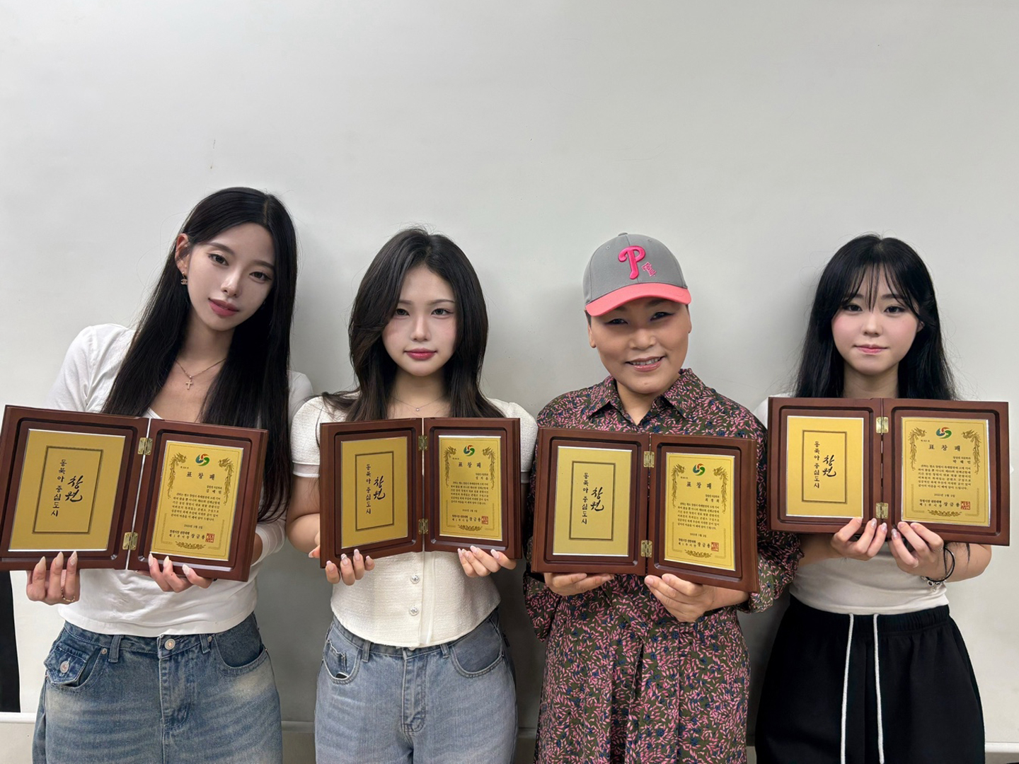국립창원대 의류학과 학생들이 ‘여좌천 로망스다리 의상 프로젝트’에 참여해 창원시로부터 표창패를 수여받았다.(왼쪽부터 김예린, 성지윤, 최경희, 박혜민)