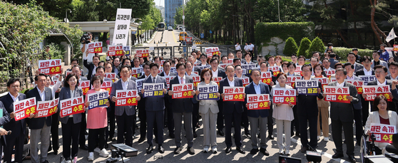 국민의힘 김용태 비상대책위원장과 권성동 원내대표가 11일 이재명 대통령의 공직선거법 위반 사건의 파기환송심을 사실상 무기한 연기한 서울고등법원 앞에서 열린 현장 의원총회에서 구호를 외치고 있다. 연합뉴스