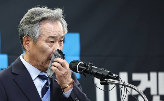 이기흥 전 대한체육회장이 재임 기간 중 불거진 비위 혐의와 관련해 자격정지 징계가 내려지자 이에 반발해 재심 청구 의사를 밝혔다. 뉴스1
