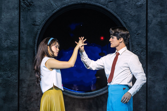 뮤지컬 ‘어쩌면 해피엔딩’의 공연모습. 사진 NHN