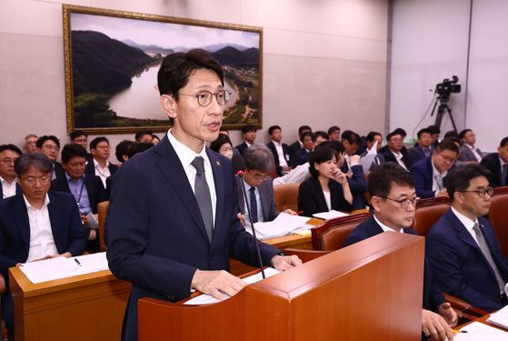 김윤상 기획재정부 2차관이 지난 10일 서울 여의도 국회에서 열린 산불피해지원특별위원회 전체회의에서 업무보고를 하고 있다. 뉴스1