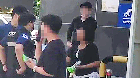 지난 11일 인천의 모 초등학교에서 유통기한이 지난 젤리를 학생들에게 나눠준 40대 여성이 경찰에 입건됐다. 사진은 경찰 출동 당시 모습. 연합뉴스